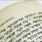 la-historia-de-la-biblia-su-escritura-en-tres-idiomas